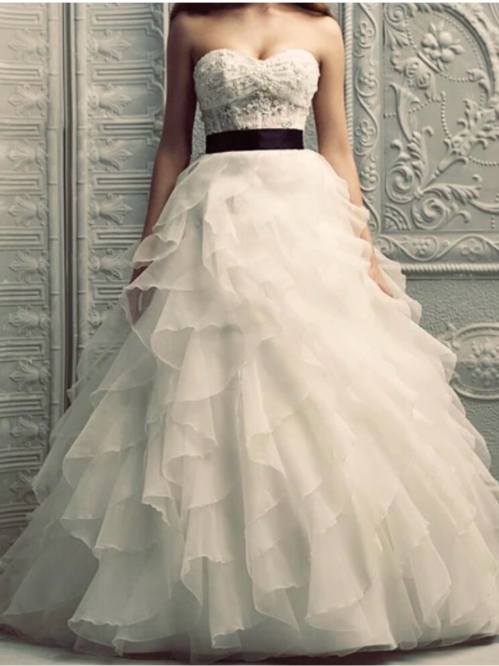 NWT Paloma Blanca 4208